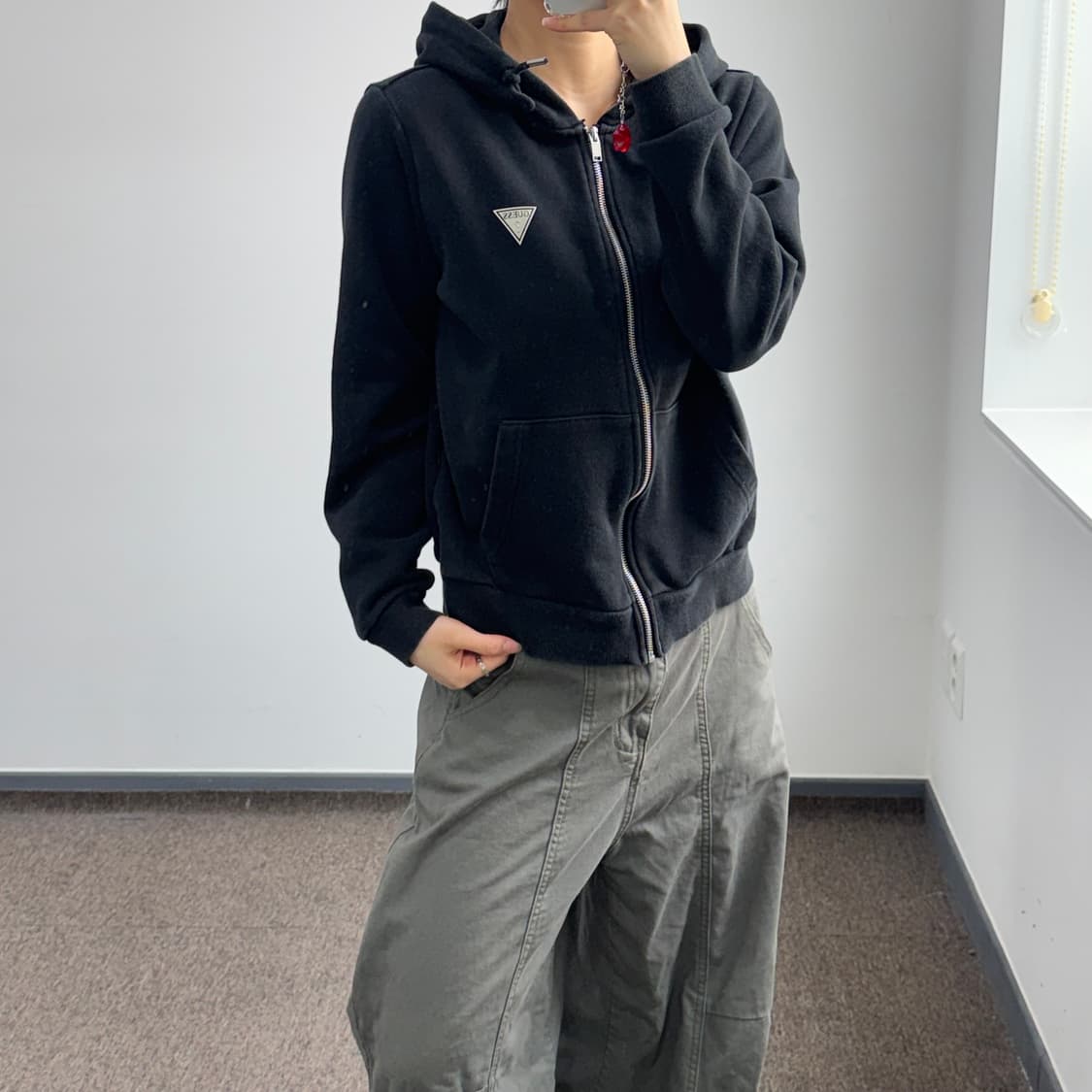 Guess 게스 삼각로고 블랙 후드집업 상품이미지2