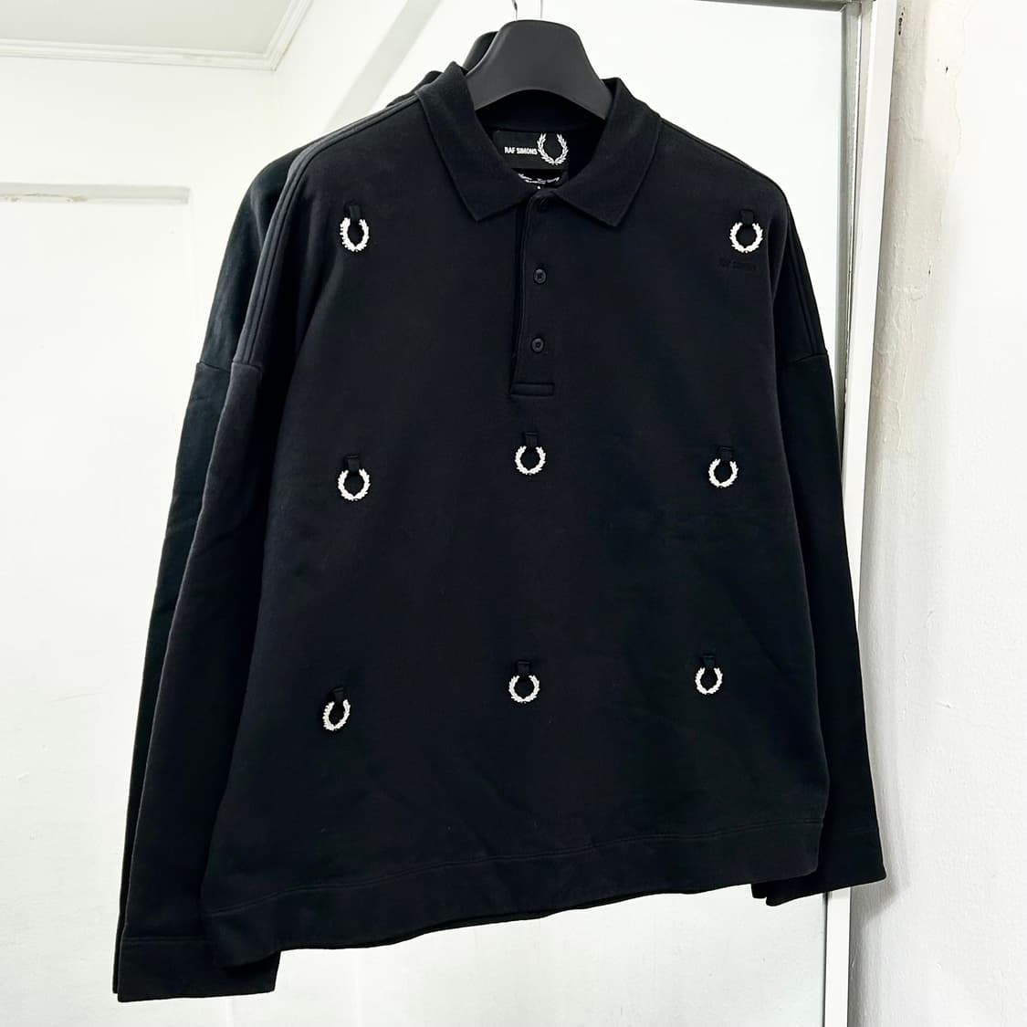 라프시몬스 X 프레드페리 19AW 월계수링 카라넥 스웻 셔츠 상품이미지2