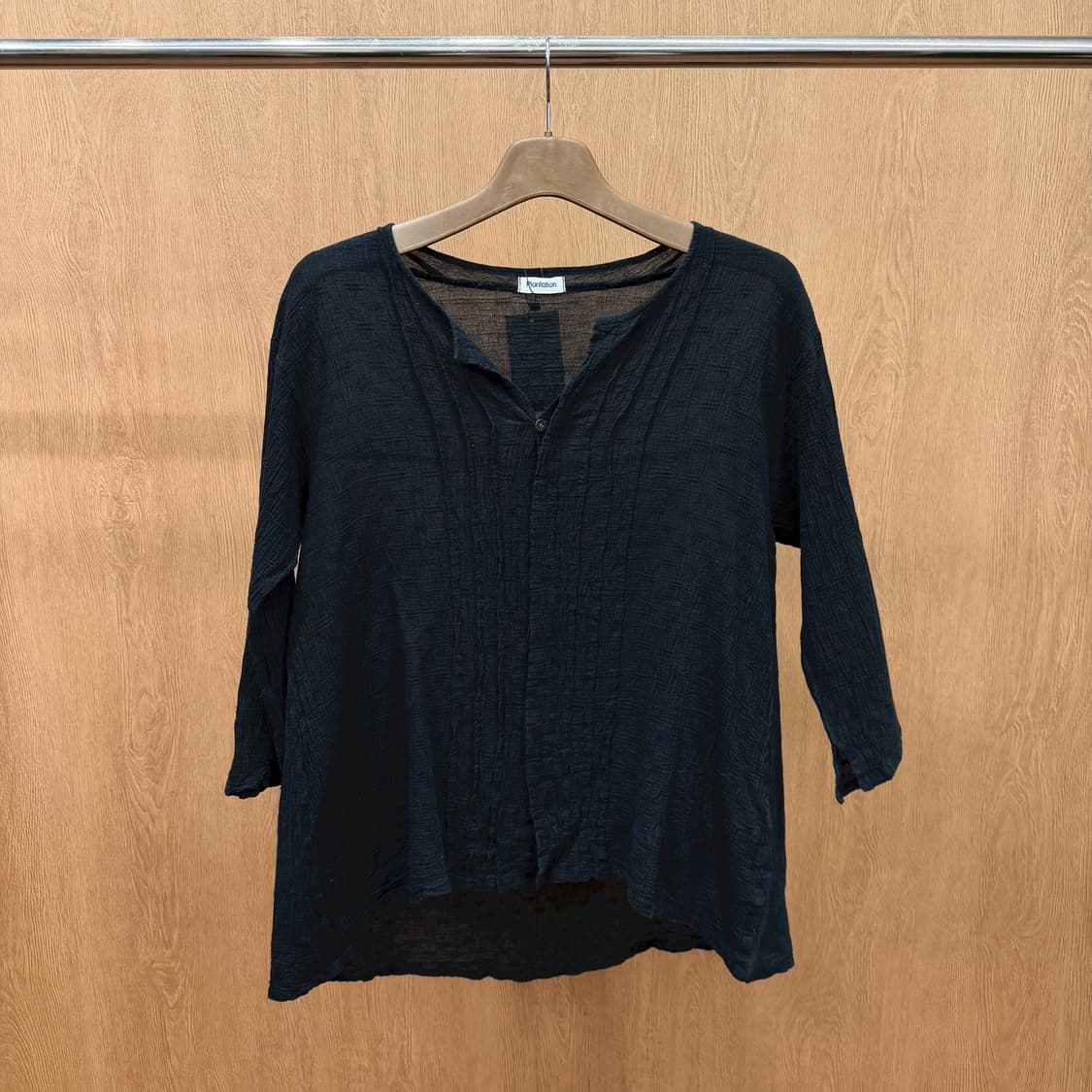 이세이미야케 플랜테이션 블라우스 7부 크링클 절개 라인 디테일 블랙 상품이미지2