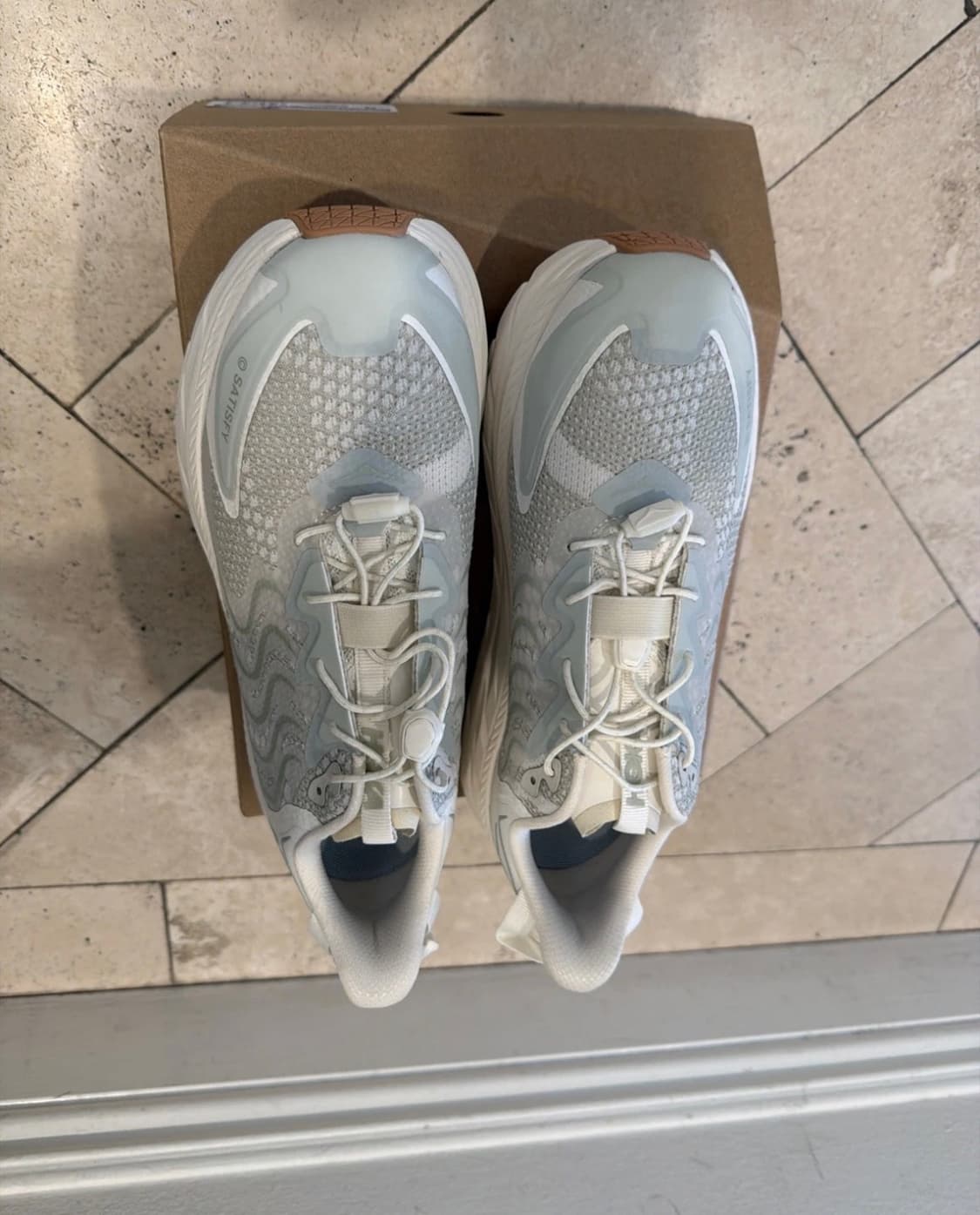 호카 x 새티스파이 클리프톤 LS 셀라돈 틴트 위스퍼 화이트 상품이미지2