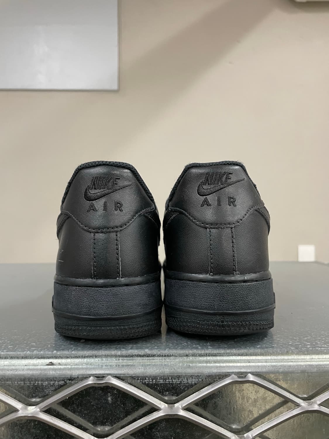 나이키 에어포스1 트리플 블랙 255 상품이미지3