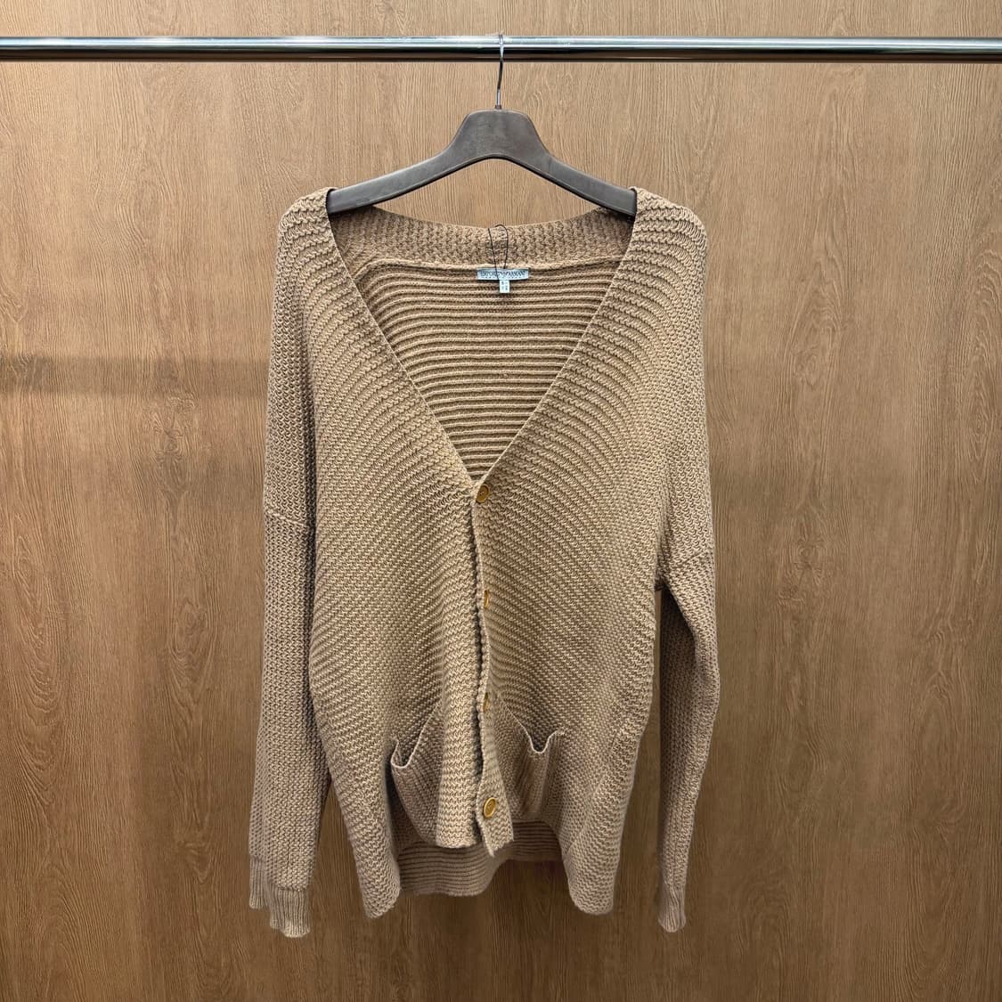 엠포리오 아르마니 브이넥 긴팔 가디건 톤온톤 버튼 디테일 베이지 상품이미지2