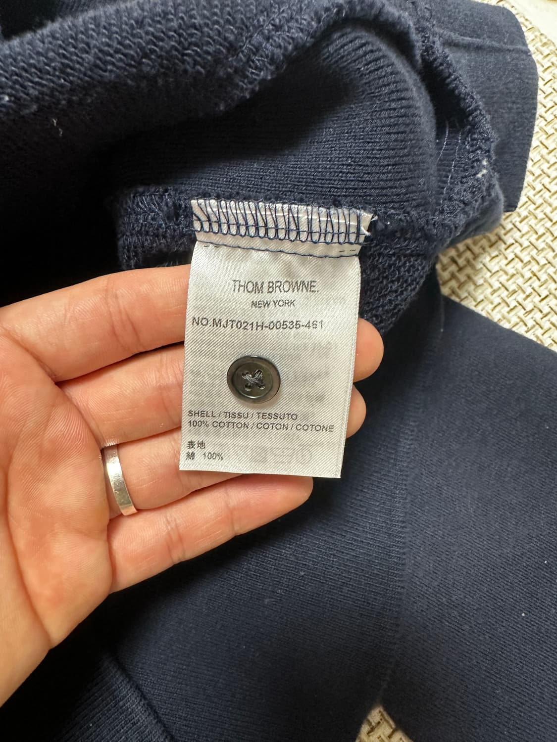 [4/새상품급] 26ss 톰브라운 사선완장 네이비 맨투맨 상품이미지5