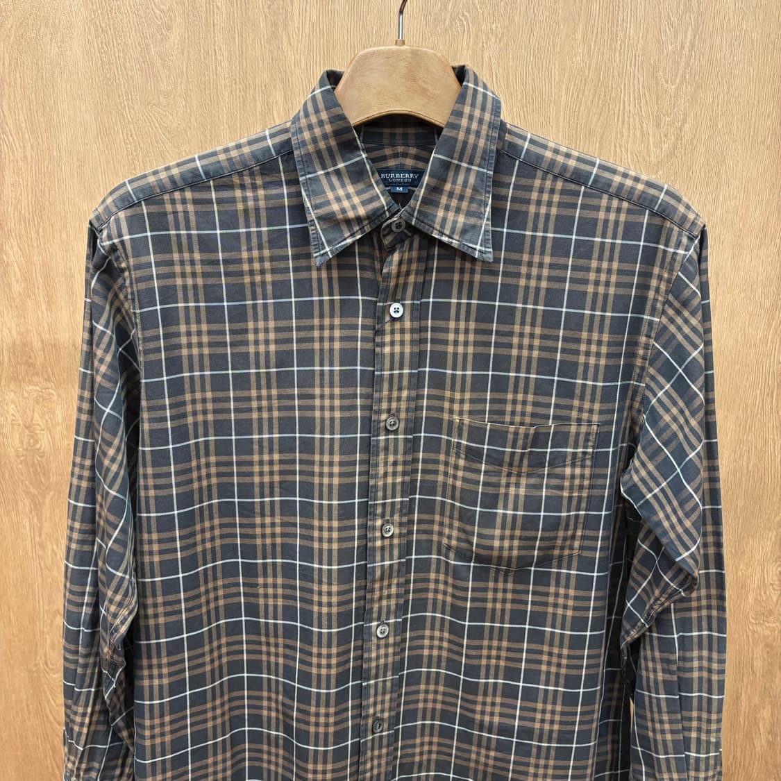 버버리 런던 코튼 긴팔 체크 셔츠 원 포켓 디테일 레귤러핏 브라운 상품이미지4