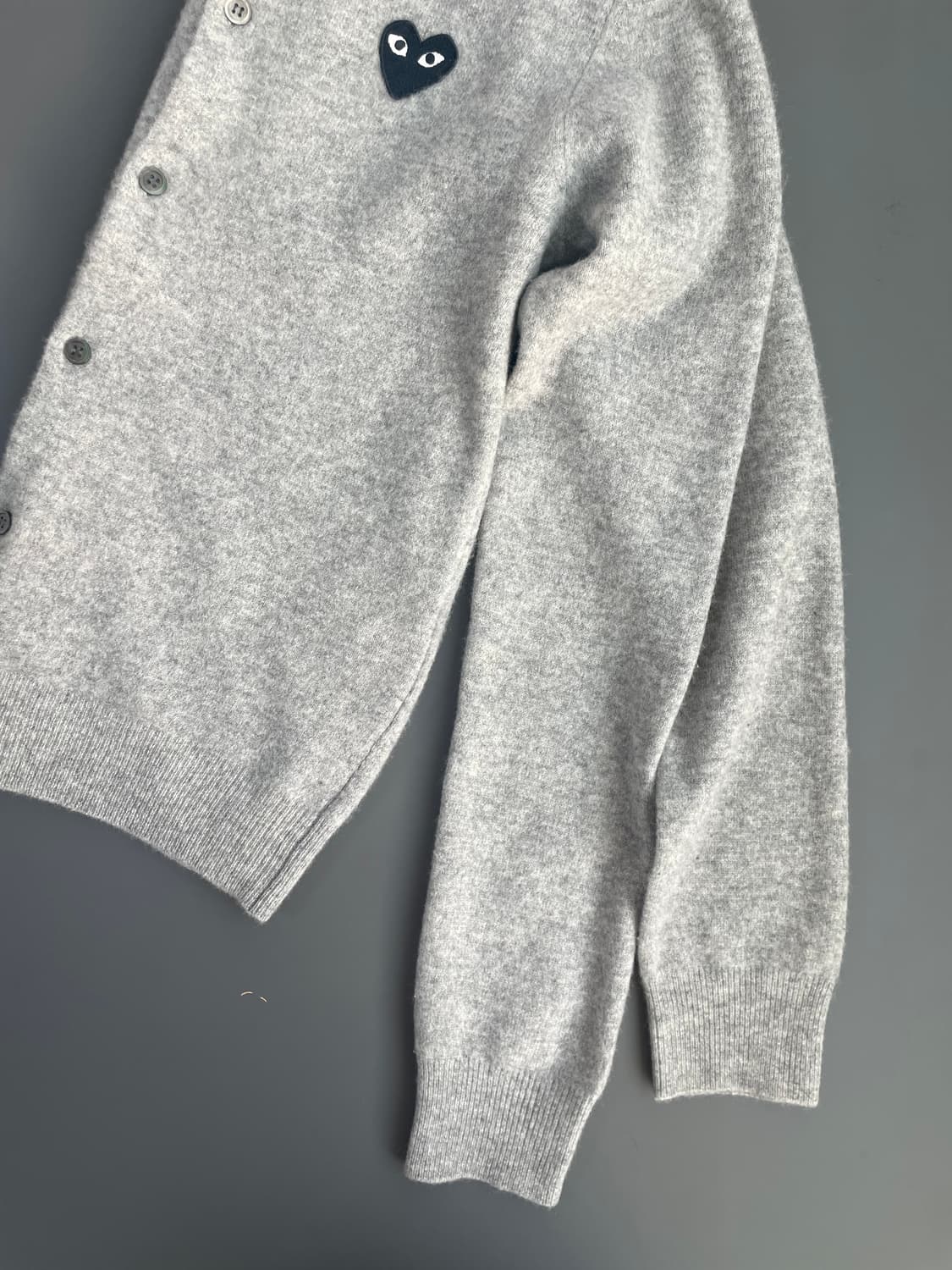[L] 꼼데가르송 여성 블랙 와펜 자수 울 가디건 상품이미지6