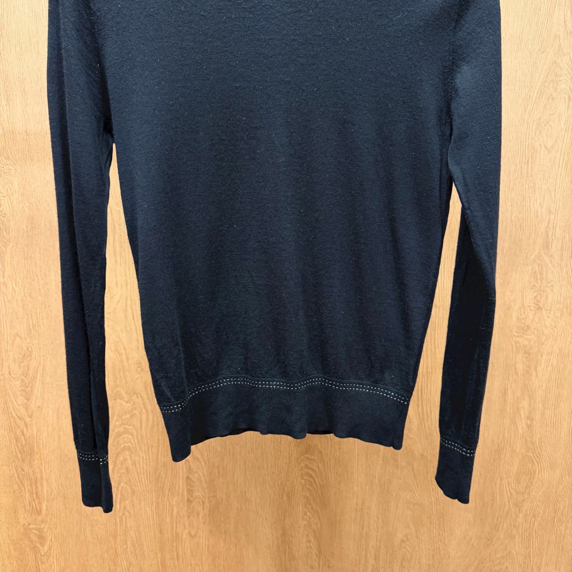 폴스미스 PS 라운드넥 긴팔 니트 숄더 배색 라인 디테일 레귤러핏 블랙 상품이미지5