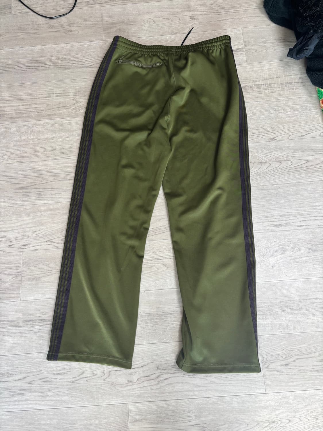 [L] 니들스 트랙팬츠 올리브 스트레이트핏 상품이미지2