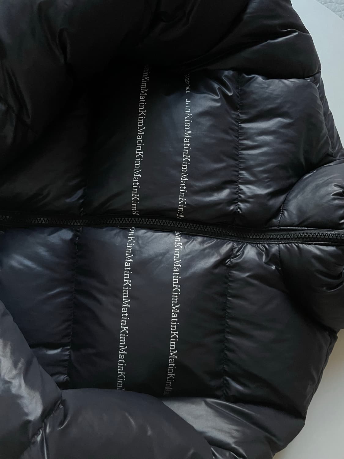 GLOSSY PUFFER JACKET IN BLACK 상품이미지5