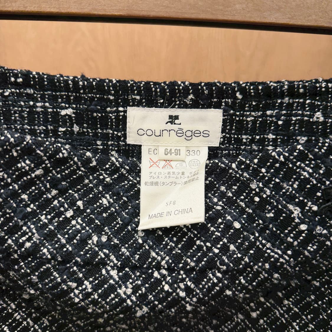 꾸레쥬 트위드 미디 스커트 밑단 프린지 디테일 플레어핏 블랙 상품이미지7