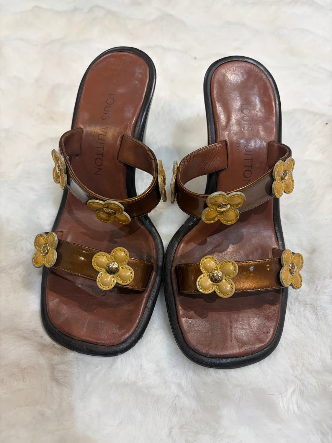 루이비통 플라워 장식 브라운 샌들 상품이미지1