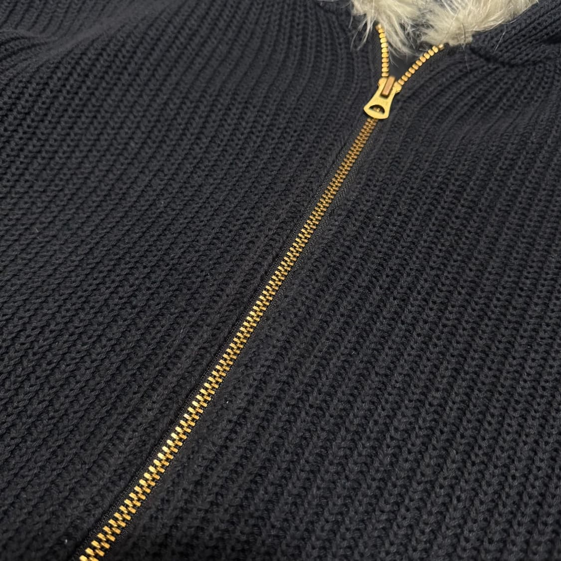 빔즈(OLD BEAMS) 블랙컬러 코튼 립드 페이크 퍼 후드 집업 상품이미지4