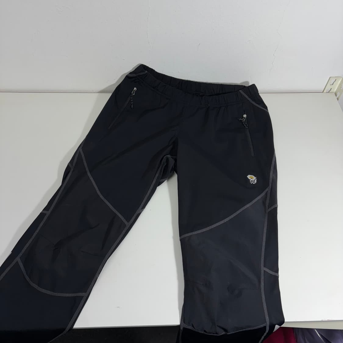 우먼L 마운틴하드웨어 블랙 슬림핏 등산팬츠 상품이미지1