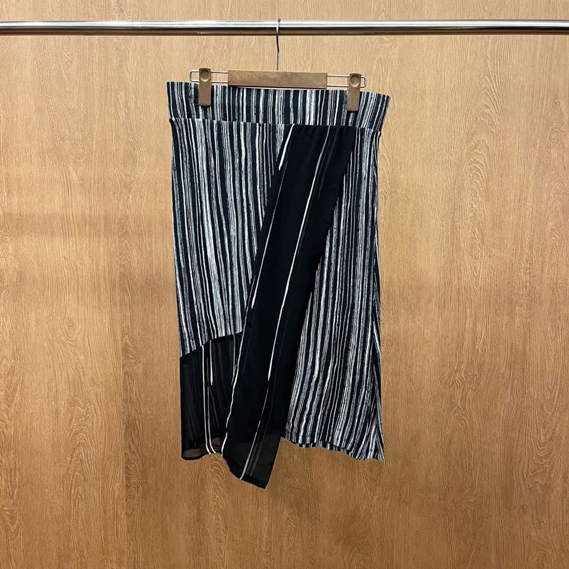 도나카란 뉴욕 미디 스커트 플리츠 믹스 스트라이프 레이어 디테일 블랙 상품이미지2