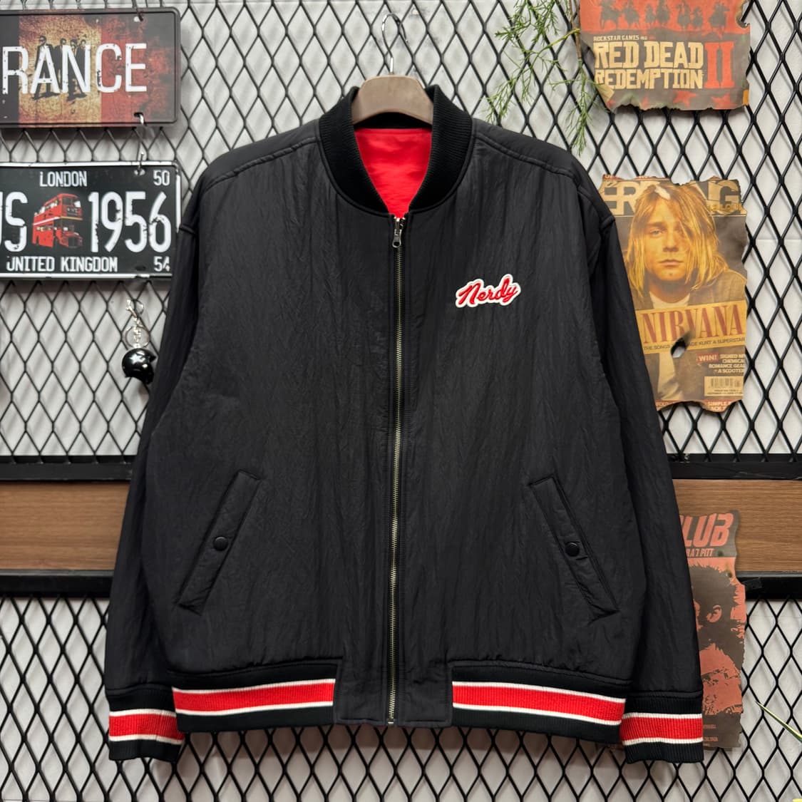 널디 리버시블 봄버 바시티자켓 후면 프린팅 포인트 레드 블랙 상품이미지1