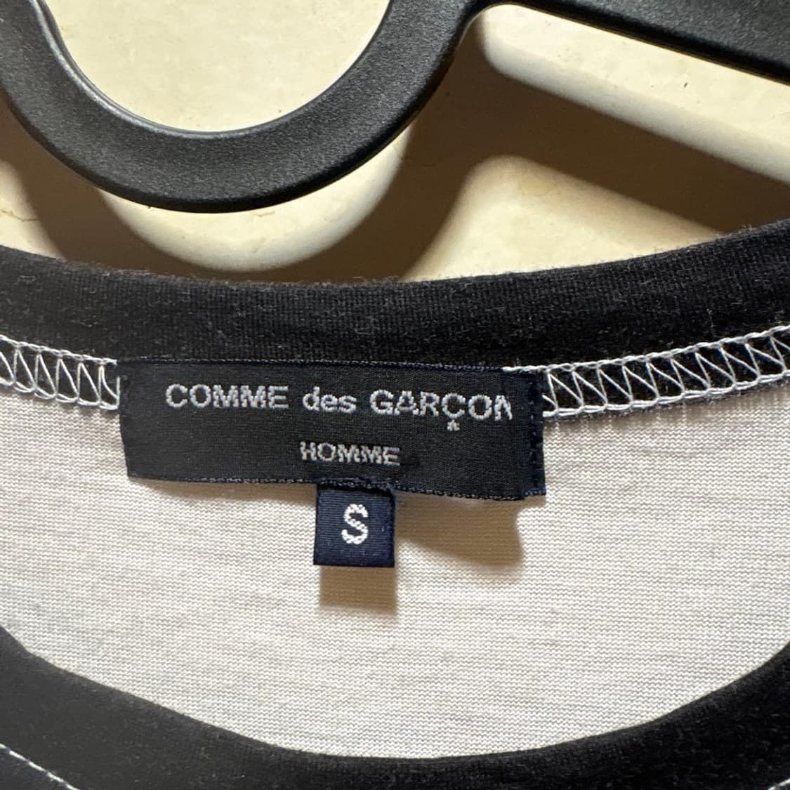 꼼데가르송 옴므 로고 핸드 프린트 반팔 티셔츠 상품이미지2