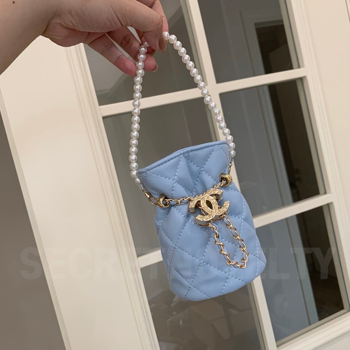 샤넬뷰티 미니 버킷백 진주체인  크로스백 블루 드로스트링 백  상품이미지8