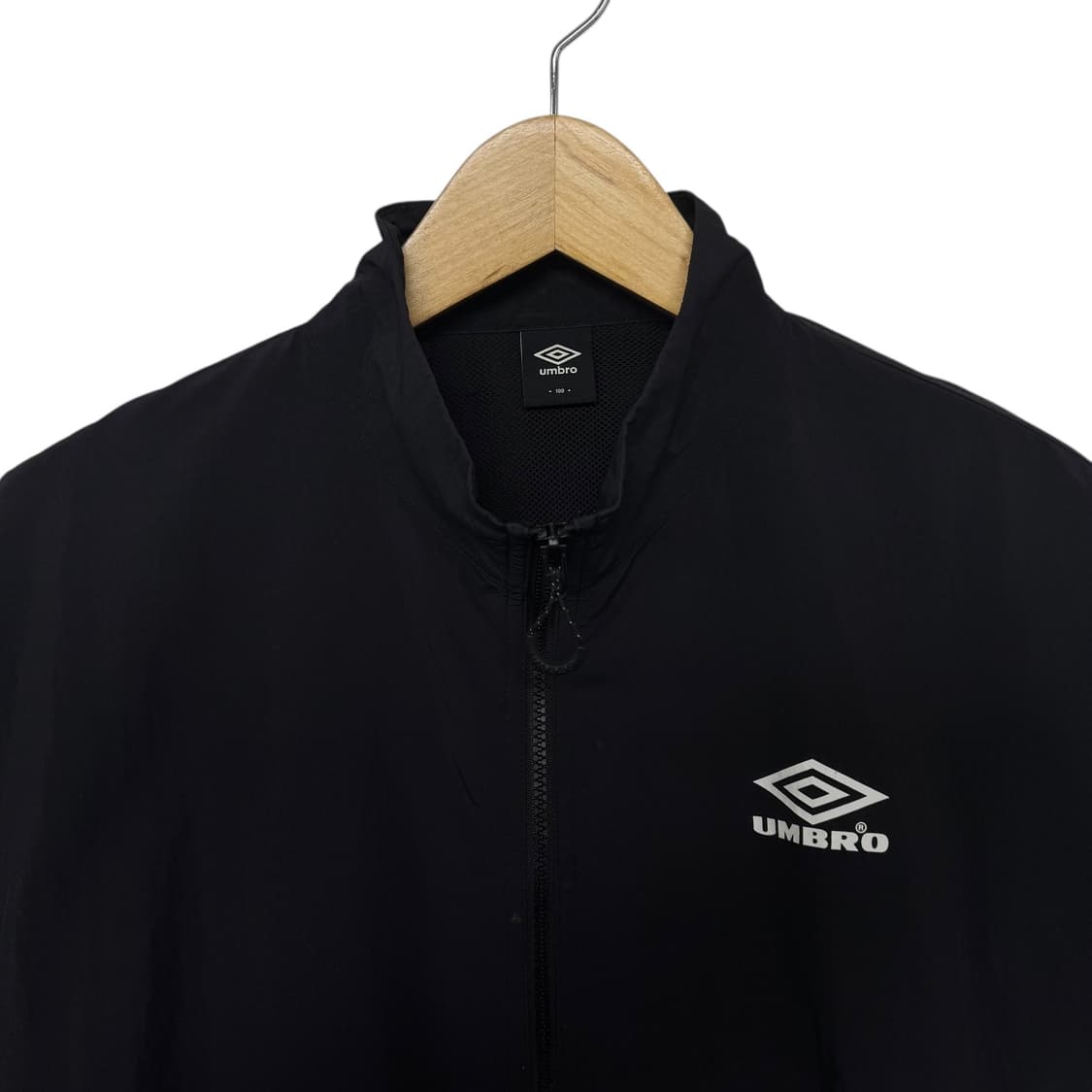 엄브로 로고 바람막이 상품이미지2