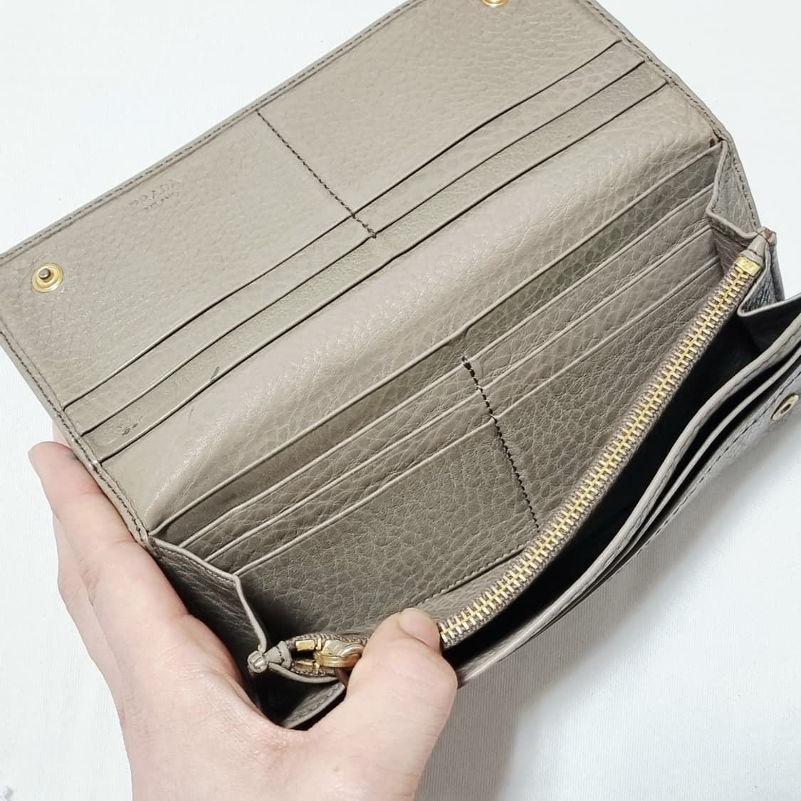 프라다 연그레이베이지 장지갑 (사용감존재/가죽상태 좋은 편 아님) 상품이미지6