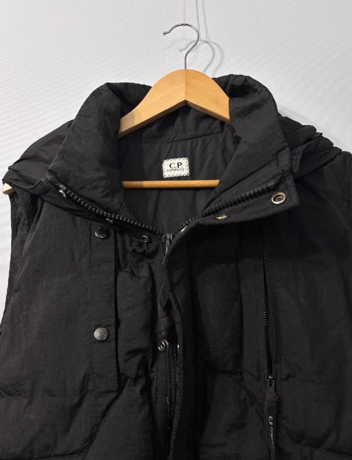 CP컴퍼니 고글 패딩 베스트 블랙 L 상품이미지3