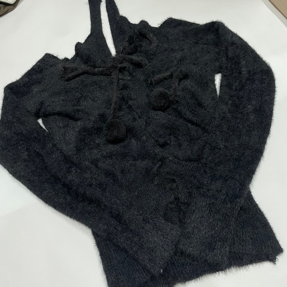 오프숄더 폼폼 홀터넥 니트  상품이미지2