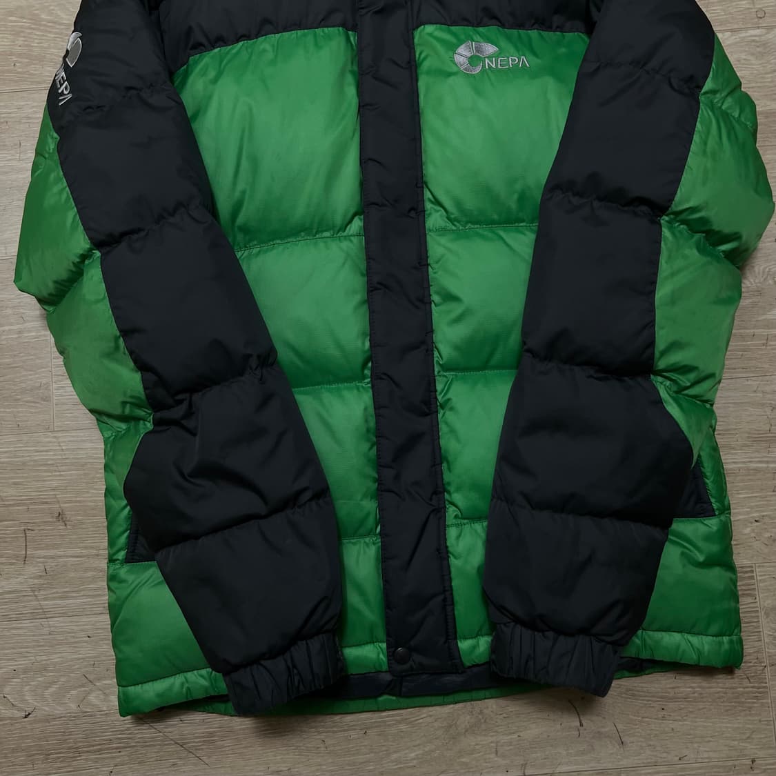 네파 이웃도어 덕다운 투톤 배색 후드 패딩 점퍼 [그린/블랙] S/90 상품이미지3