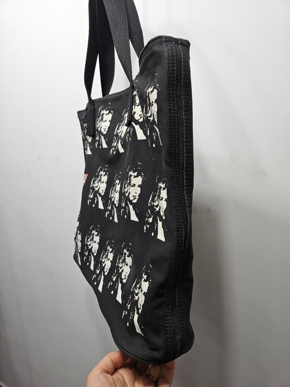 게스(Guess) 클라우디아쉬퍼 한정판 캔버스 토드백 블랙 상품이미지3