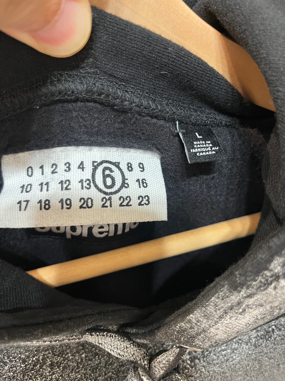 슈프림 x MM6 메종 마르지엘라 포일 박스로고 후드 스웨트셔츠 블랙 - 상품이미지4