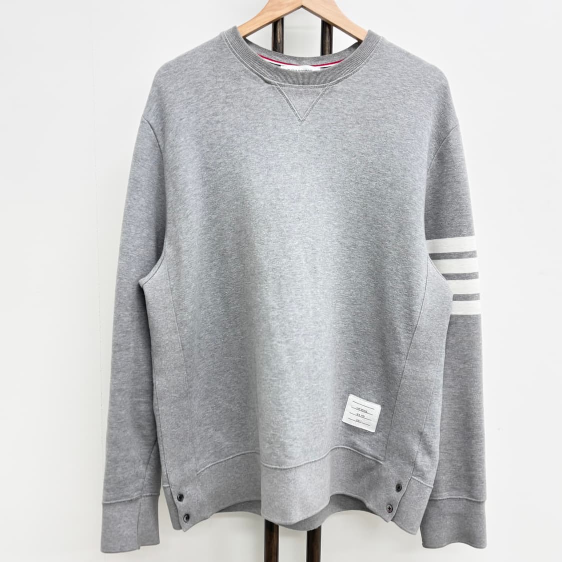 [7]톰브라운 사선완장 맨투맨 상품이미지1