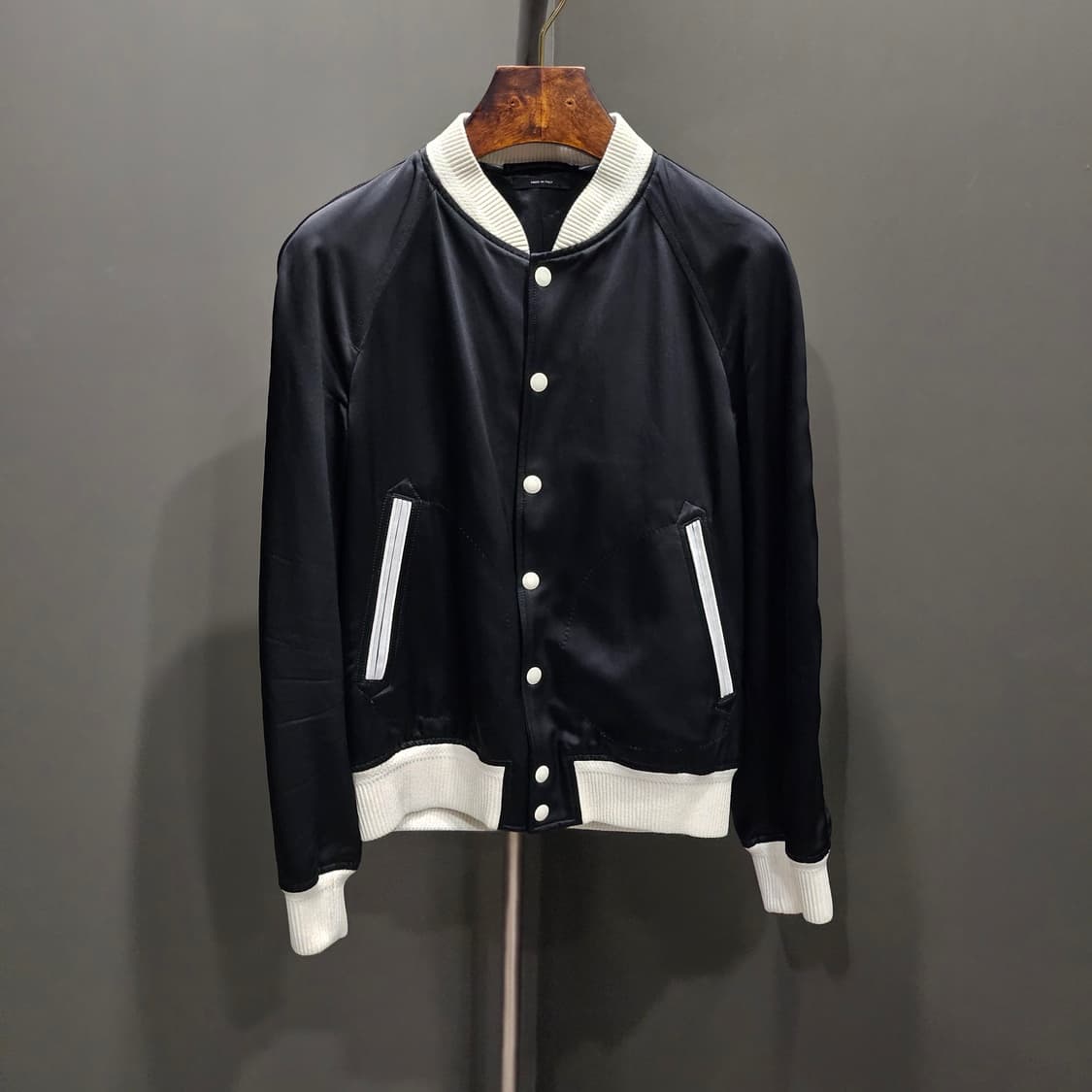 톰포드 새틴 신상 바시티 봄버 자켓 상품이미지2