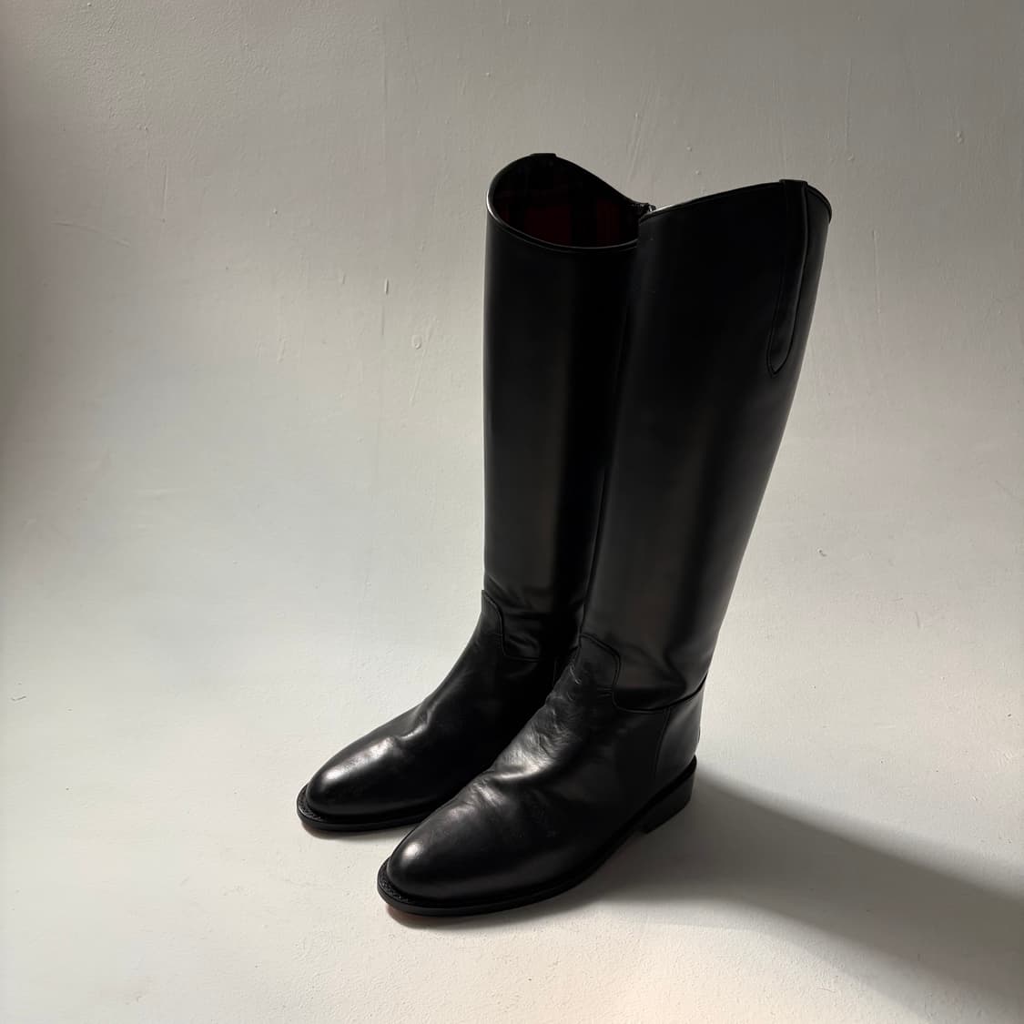 Sleek Leather Riding Boots 상품이미지1