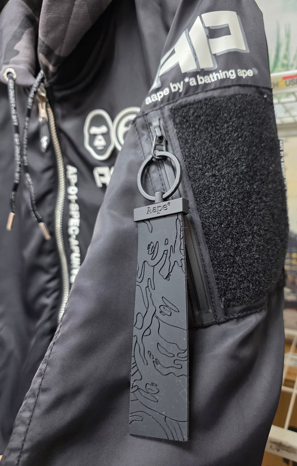 에이프 리버시블 후드집업자켓 
한쪽은 블랙 MA-1 항공점퍼
반대쪽은 그 상품이미지4