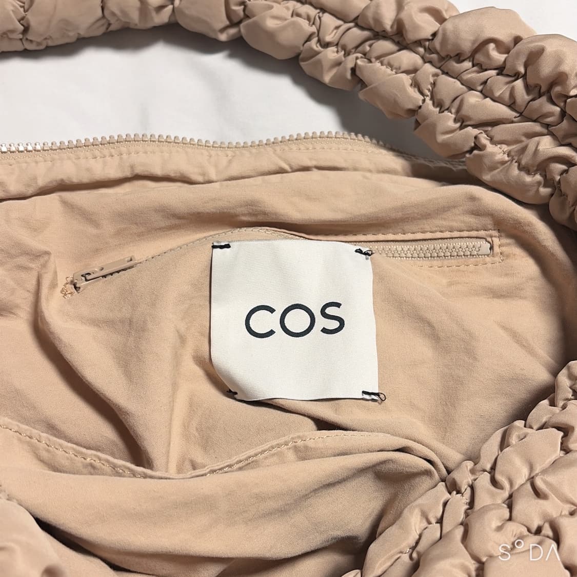 코스 오버사이즈 퀄팅백 구름백 베이지 상품이미지8