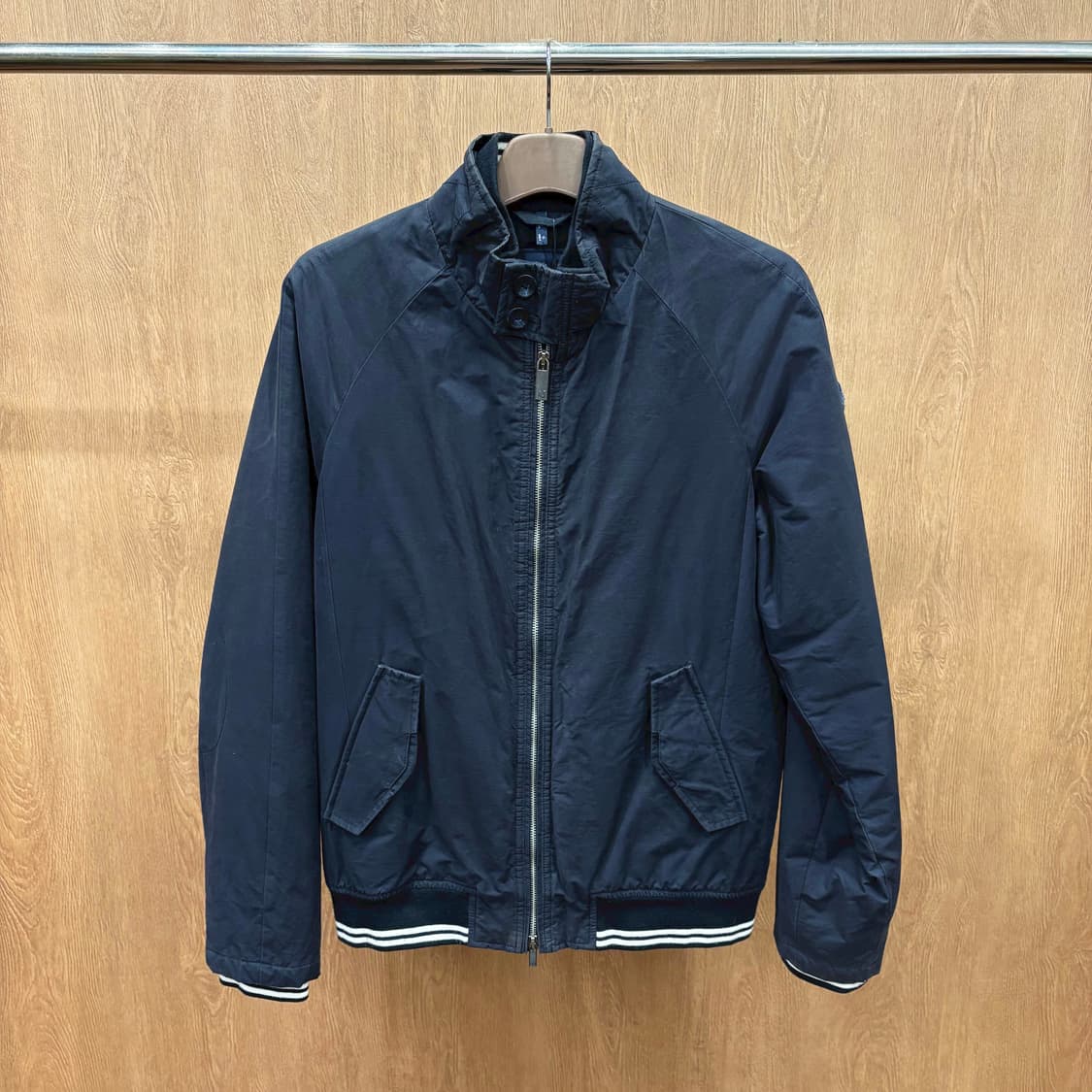 아르마니 진스 하이넥 라이트 집업 점퍼 배색 립 마감 레귤러핏 블랙 상품이미지2