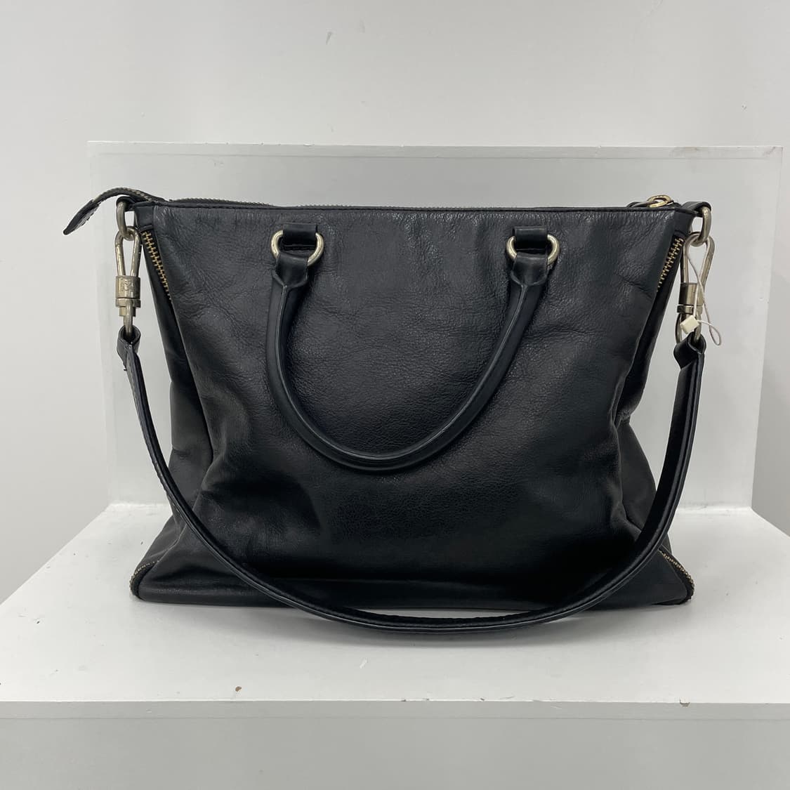 지방시 블랙 카프 스킨 레더 사이드 지퍼 디테일 투웨이 토트 숄더백 상품이미지3