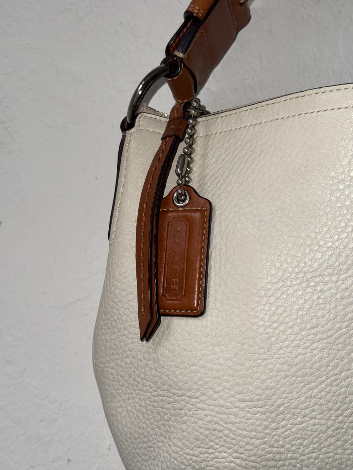 coach 코치 아이보리 가죽 꼬임스트랩 호보백 상품이미지2
