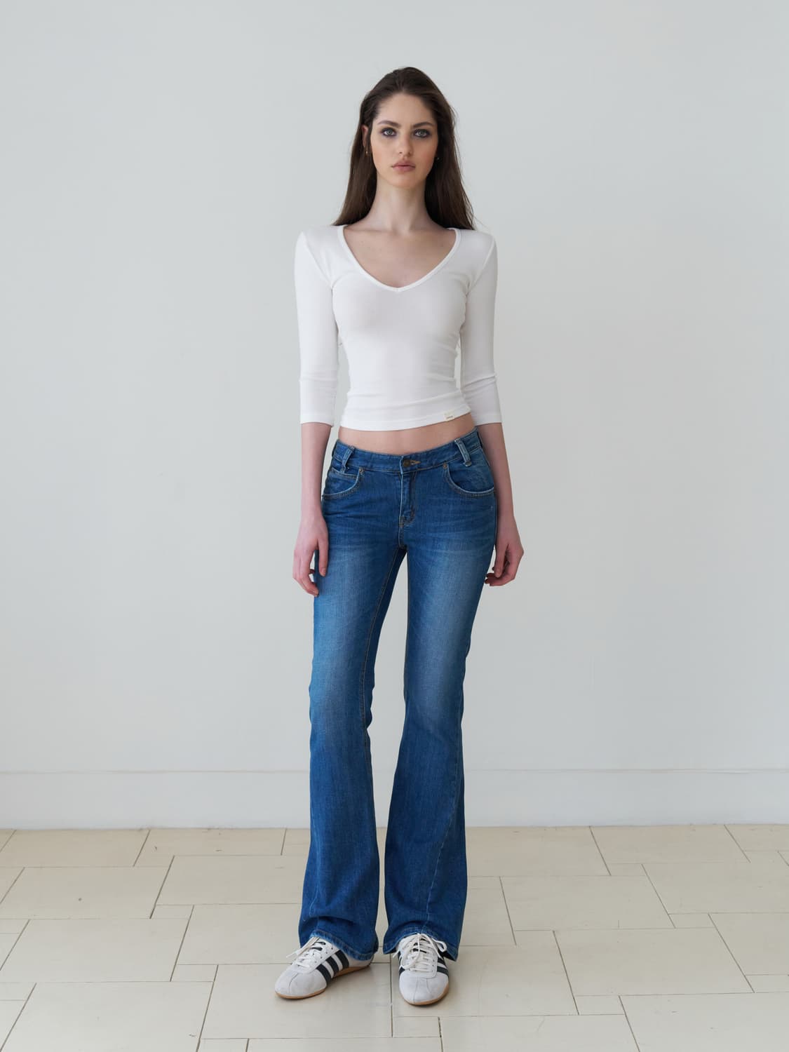 Letterand Deep V-Neck Slim Top 상품이미지1