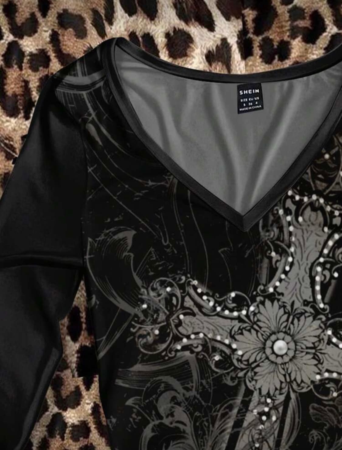 새상품) v넥 딱붙핏 십자가 무늬 롱슬리브 상품이미지4