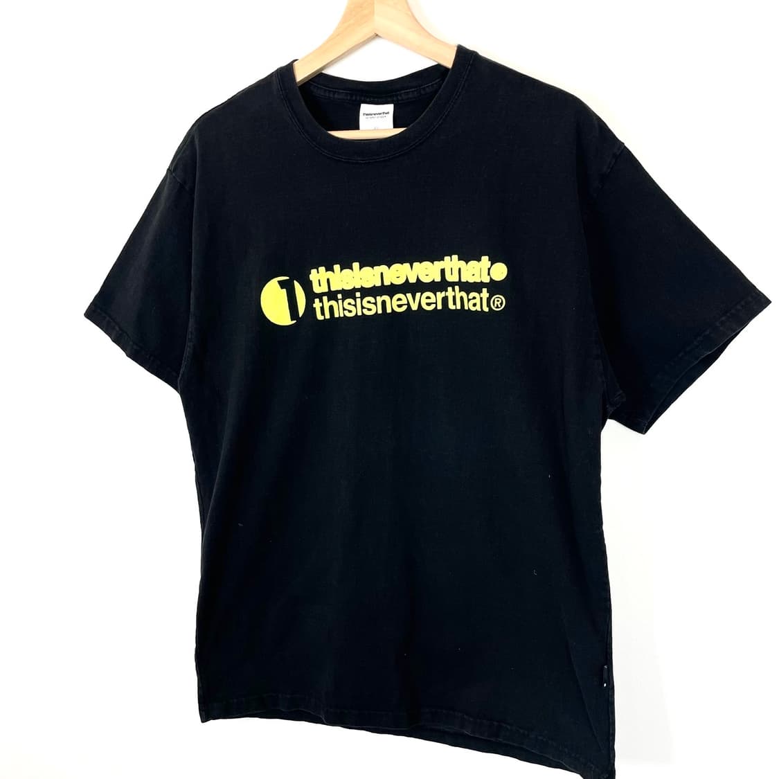 디스이즈네버댓 형광로고 블랙 반팔티셔츠 상품이미지3