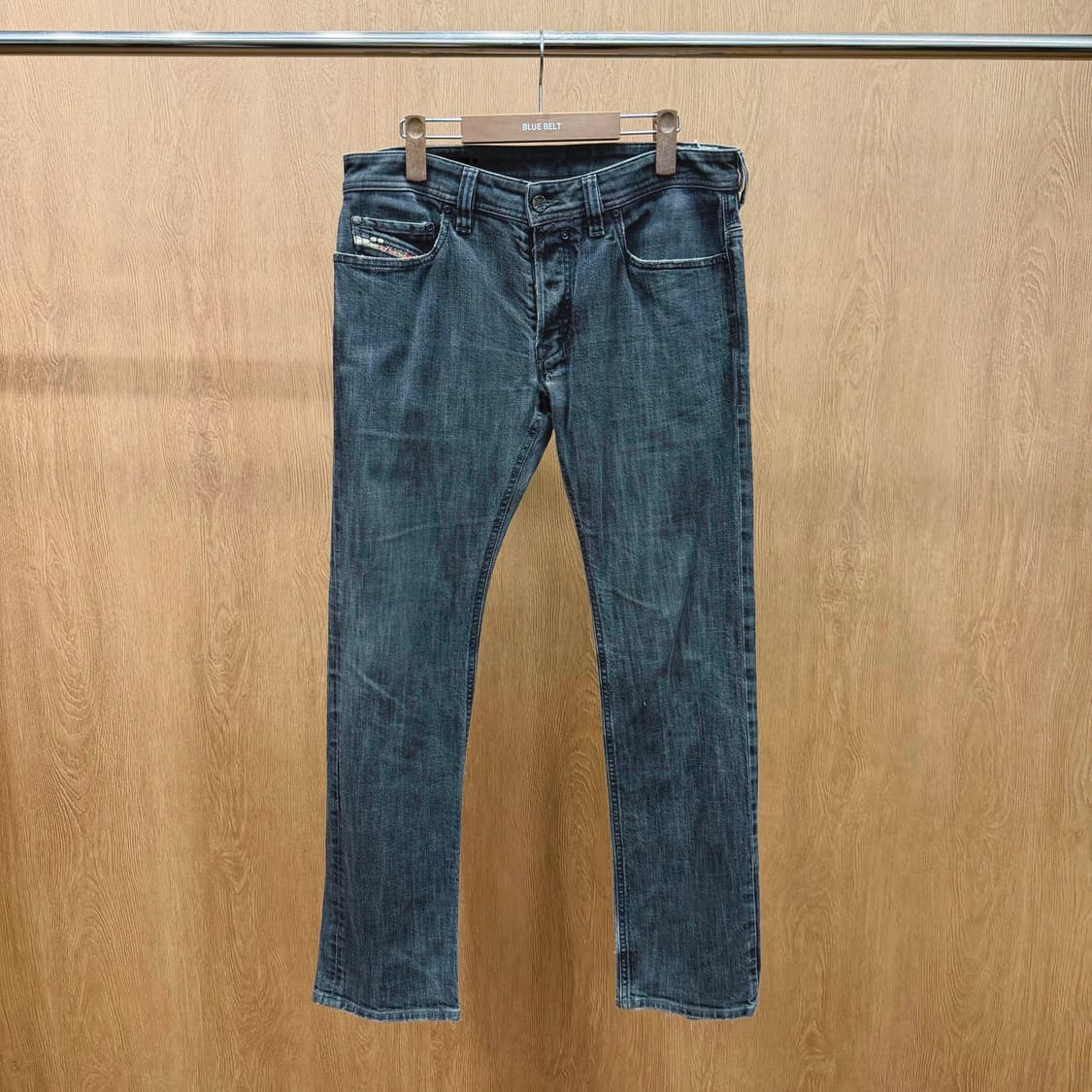 디젤 워싱 데님 팬츠 로고 자수 버튼 클로징 포켓 디테일 슬림핏 그레이 상품이미지2