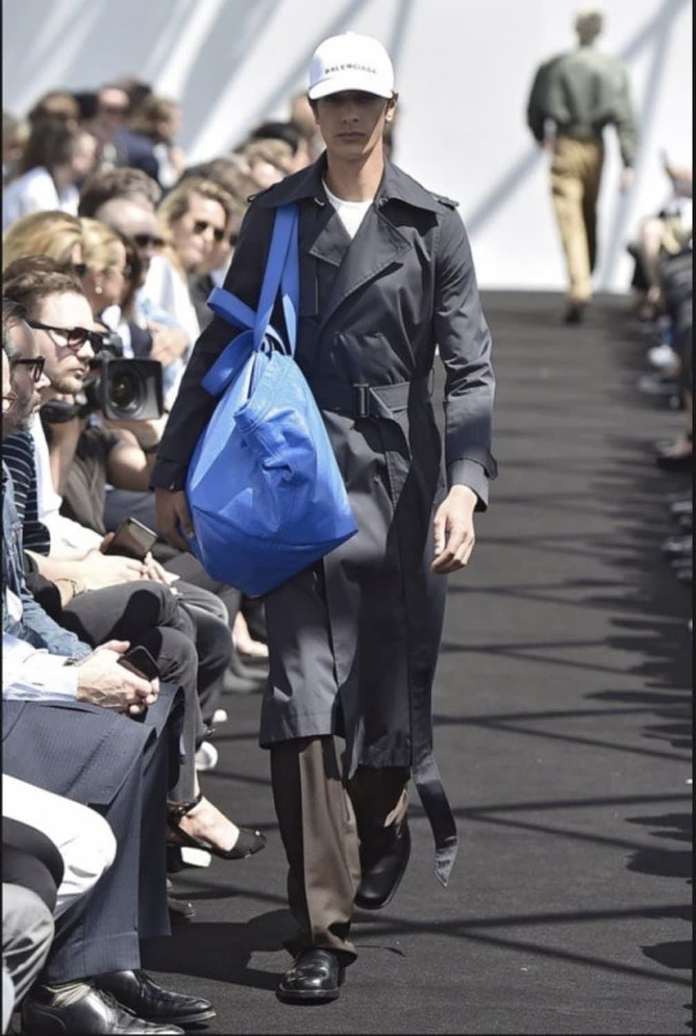 [free] 발렌시아가 17fw 이케아 블루 가죽 토트백 상품이미지1