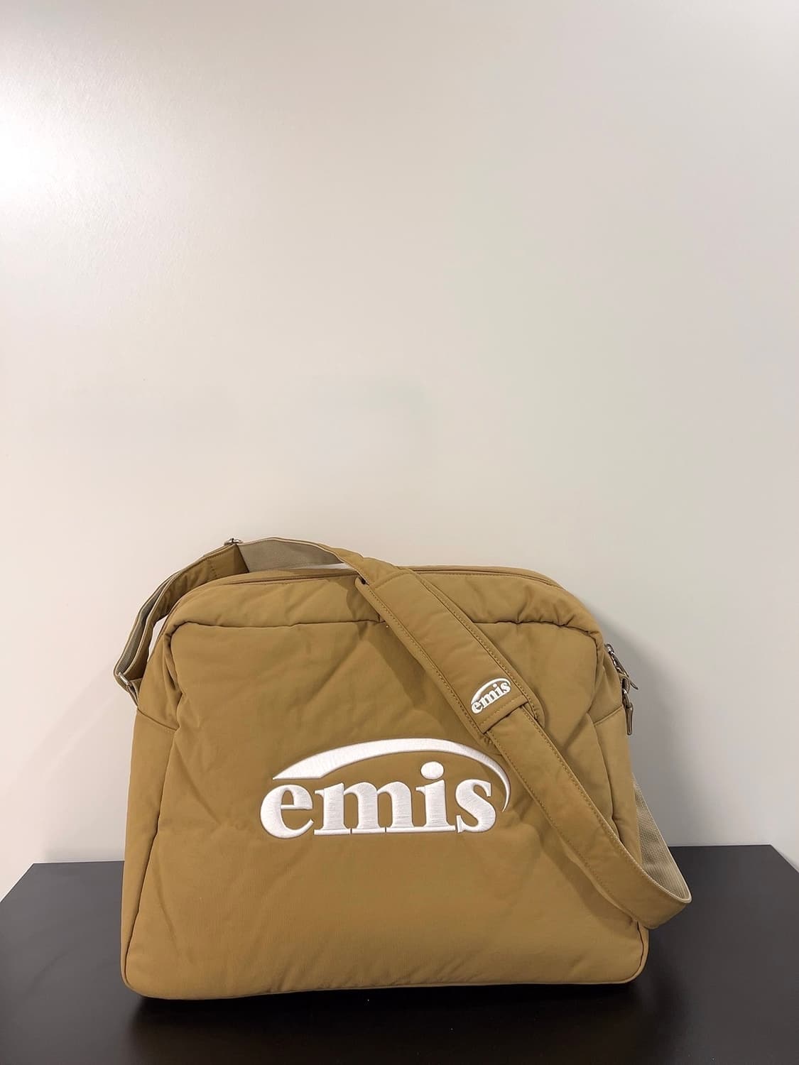 EMIS 이미스 뉴 로고 패디드 크로스 백 패딩 메신저백 상품이미지3