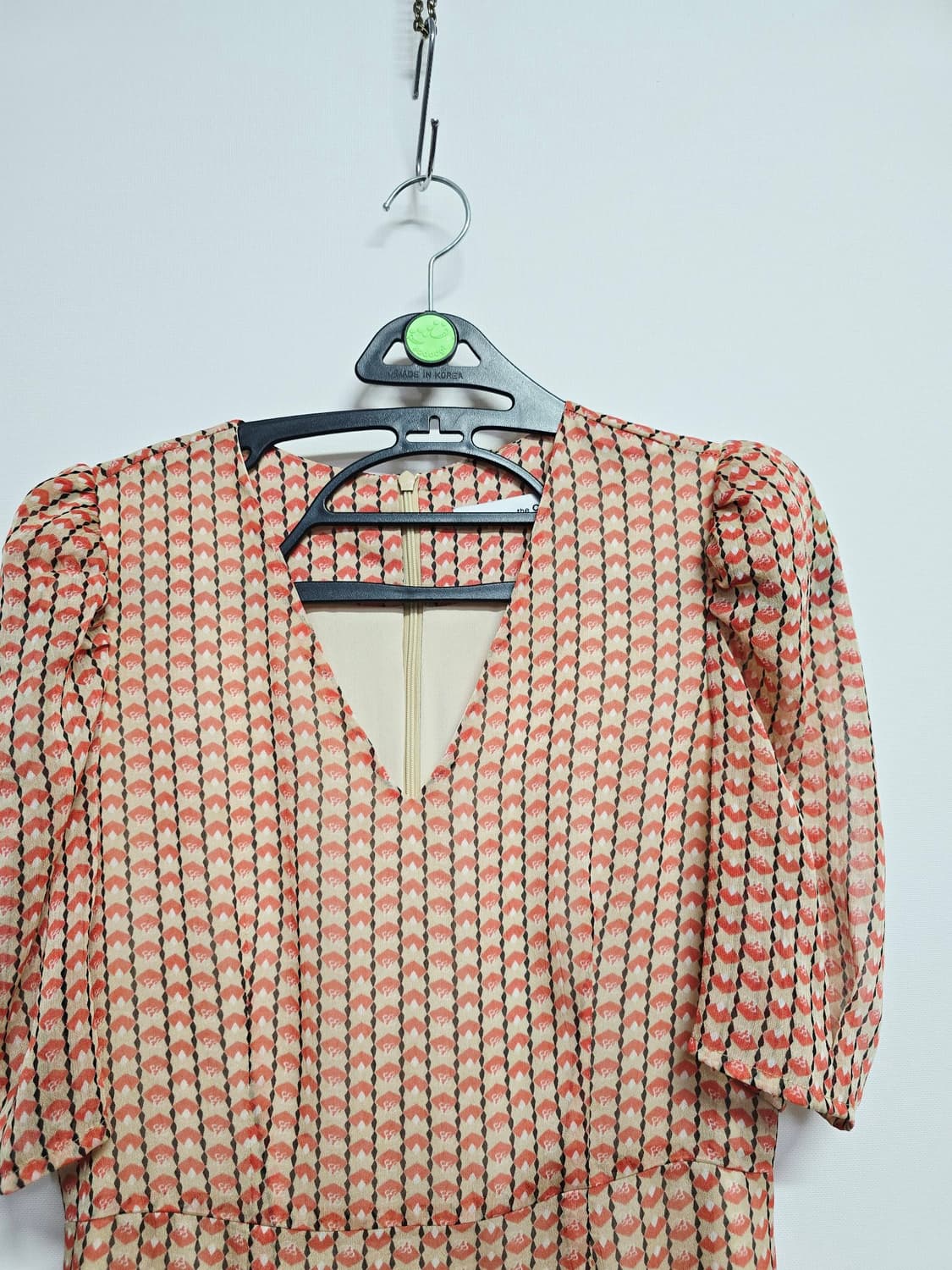 the chemi 더케미 패턴 쉬폰 브이넥 퍼프소매 롱 원피스 상품이미지2