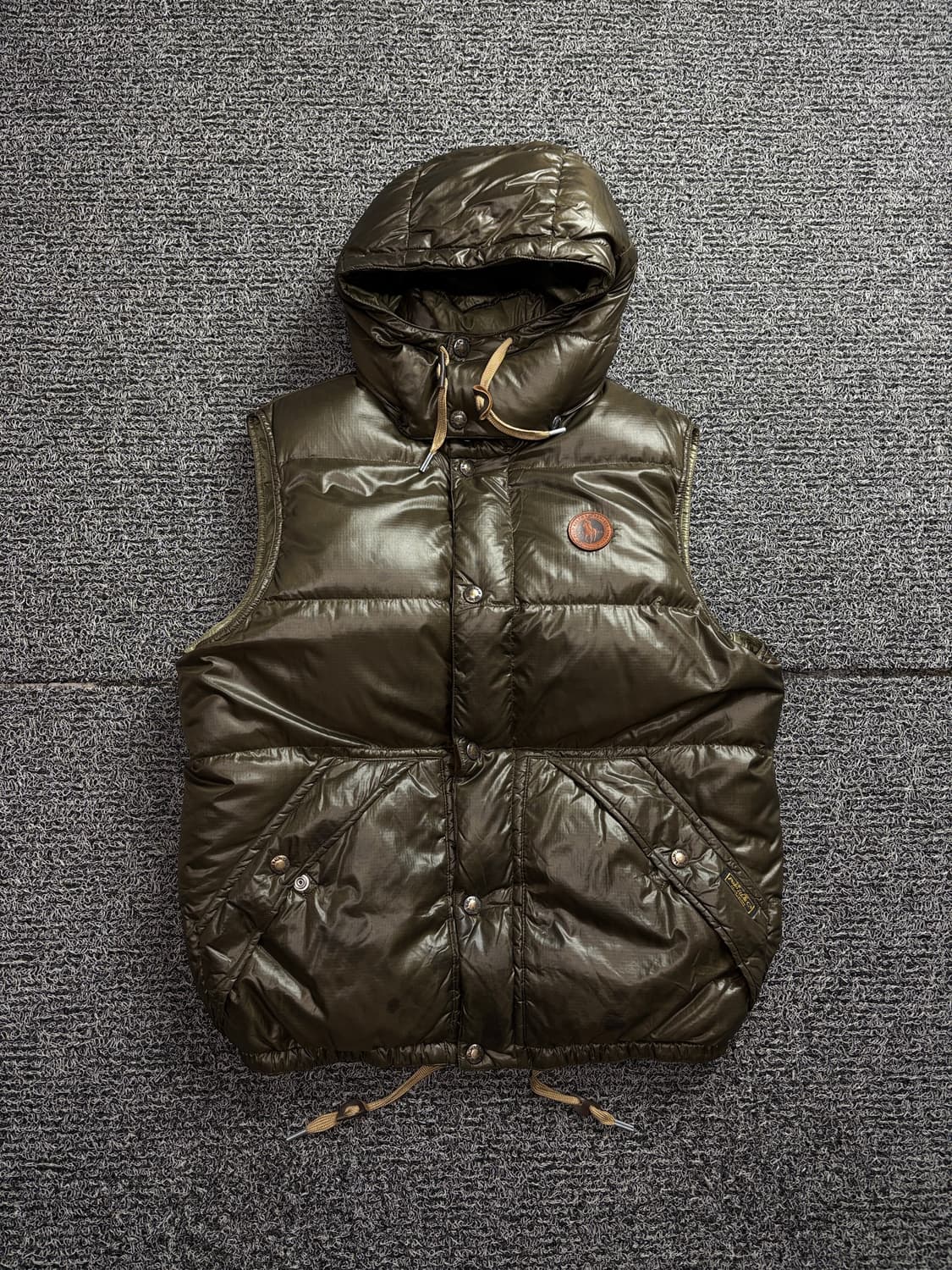 폴로 랄프로렌 가죽 패피 로고 글로시 다운 푸퍼 베스트 2049 상품이미지2