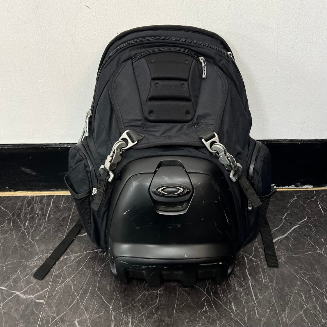 오클리 런치 박스 백팩 블랙 상품이미지1