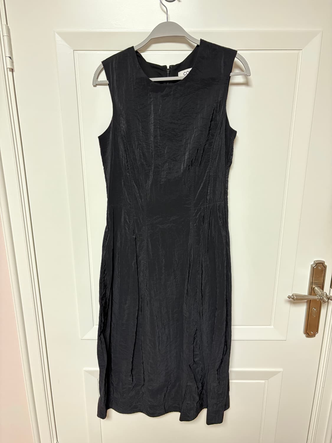 COS 슬리브리스 탑스티치 미디 드레스 블랙 상품이미지5