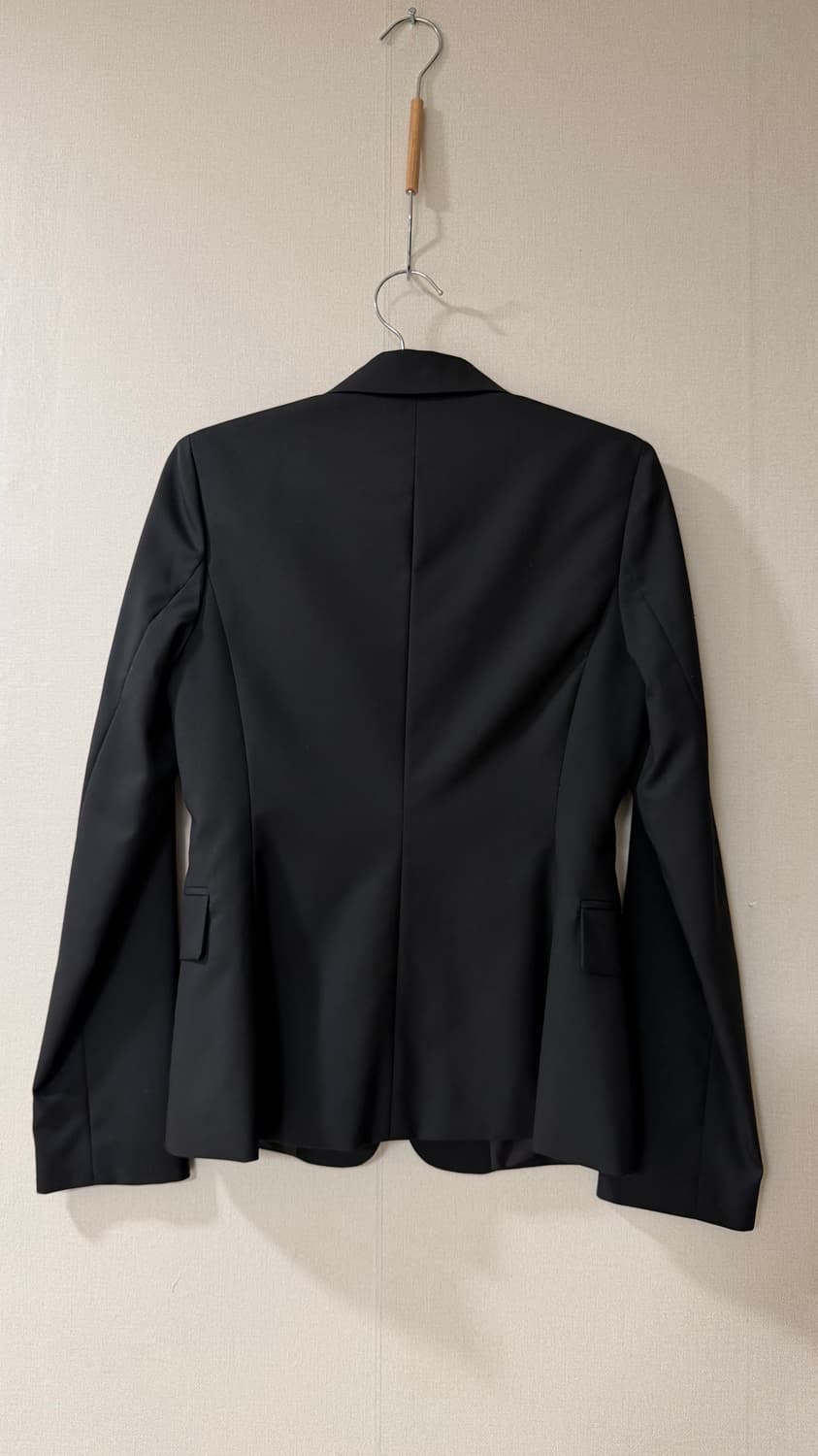 미샤 블랙 슬림핏 블레이저 55 심플한 기본템으로 활용도 좋아요 상품이미지3