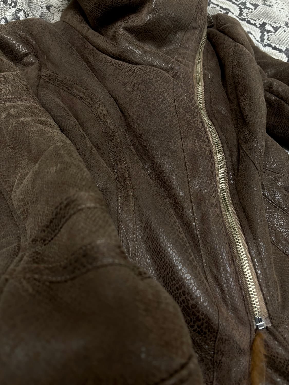 [VKEI SHALANG] High-Neck Python Fur drap 상품이미지4