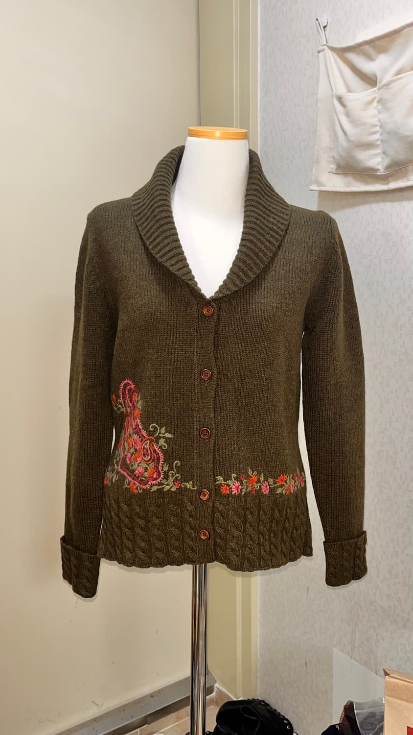 케미컬시스터즈 빈티지 올리브 자수 니트가디건 상품이미지1