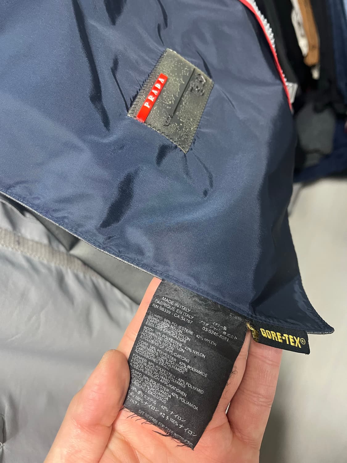 프라다 스포츠 고어텍스 루나 로사 세일링 자켓 52사이즈 판매합니다. 상품이미지5