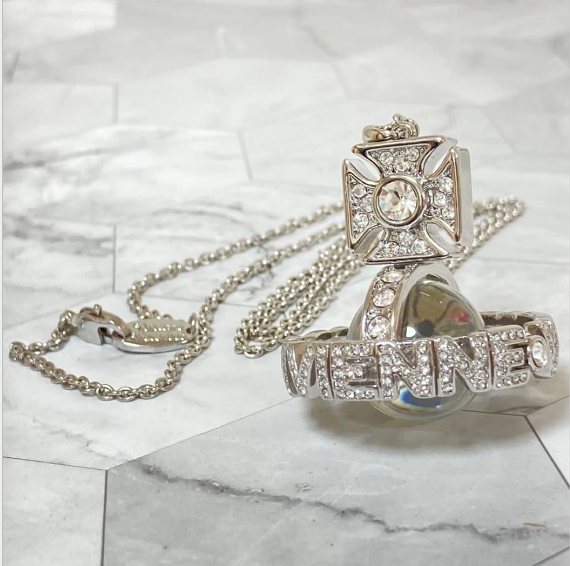 비비안웨스트우드 아카이브 화이트 크리스탈 레터링 orb 팬던트 목걸이 상품이미지1